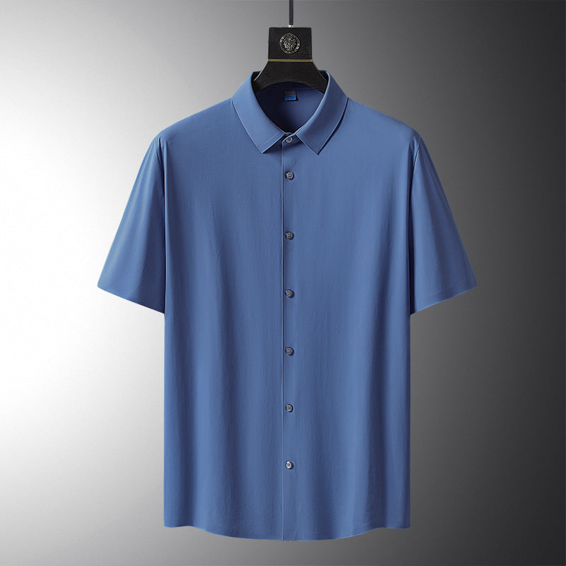 Camicia blu a maniche corte su gruccia, colletto classico, tessuto leggero. Ideale per moda estiva uomo, abbigliamento casual elegante.