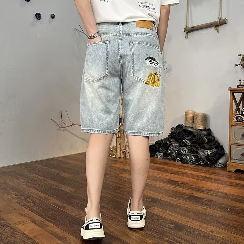 Pantaloncini Uomo Cropped con Effetto Strappato e Lavaggio Chiaro – Stile Denim