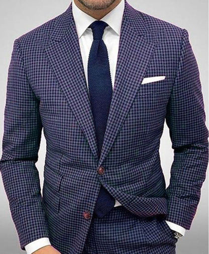 Uomo in elegante abito a quadri blu e viola, camicia bianca e cravatta blu scuro. Moda maschile, abbigliamento formale, stile sofisticato.