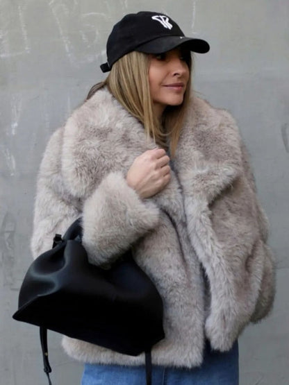 Donna con cappotto di pelliccia beige, cappello nero e borsa nera. Moda invernale, stile casual chic, abbigliamento trendy.