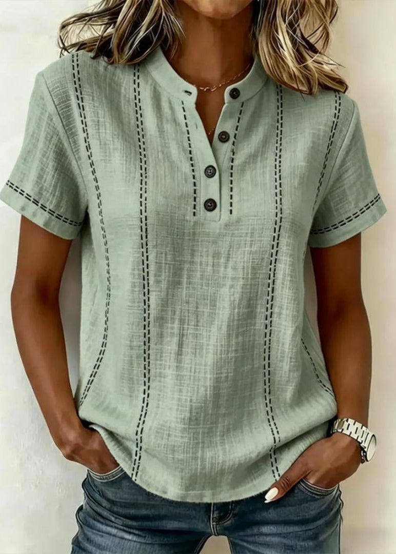 Damebluse med korte ærmer, ståkrave, V-hals og knapper – patchwork-design