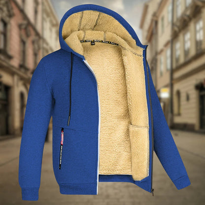 Giacca in pile blu con cappuccio, interno foderato in pelliccia sintetica beige, zip frontale, sfondo urbano sfocato. Moda invernale, abbigliamento caldo.