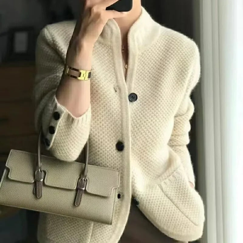 Donna con giacca di lana bianca e borsa beige, orologio dorato al polso, stile elegante e moderno, moda autunnale, abbigliamento casual chic.