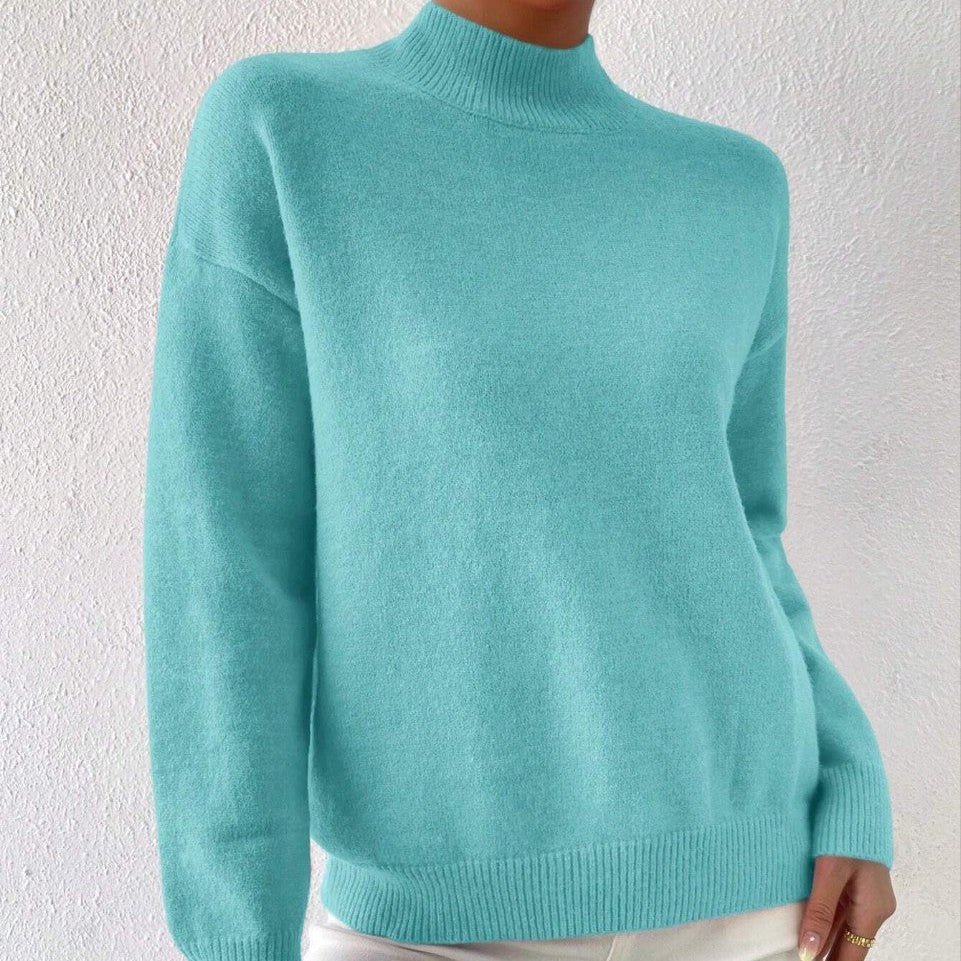 Women's cashmere turtleneck sweater with a straight fit and ribbed trims.