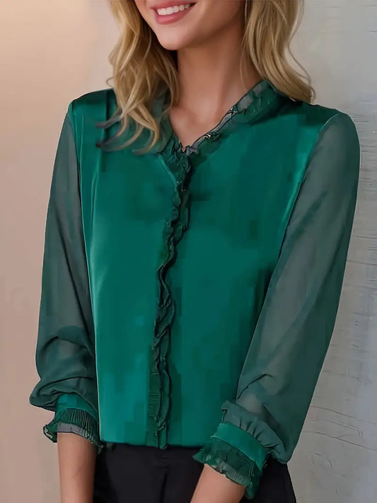 Blusa verde elegante con maniche lunghe trasparenti e dettagli arricciati, indossata da una donna sorridente. Moda femminile, abbigliamento chic.
