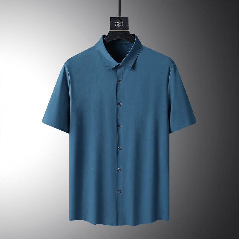 Camicia blu a maniche corte su sfondo grigio, elegante e moderna, perfetta per abbigliamento casual o formale. Tessuto leggero e traspirante.