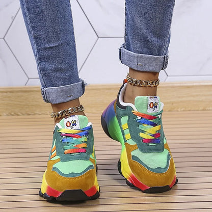 Scarpe da ginnastica multicolore su pavimento in legno, indossate con jeans. Design vivace, suola robusta, perfette per moda casual e streetwear.