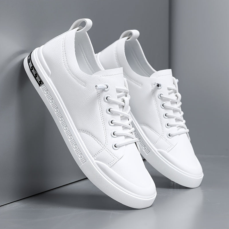 Herresneakers med snørebånd, glat overdel og PVC-sål – polstret indersål