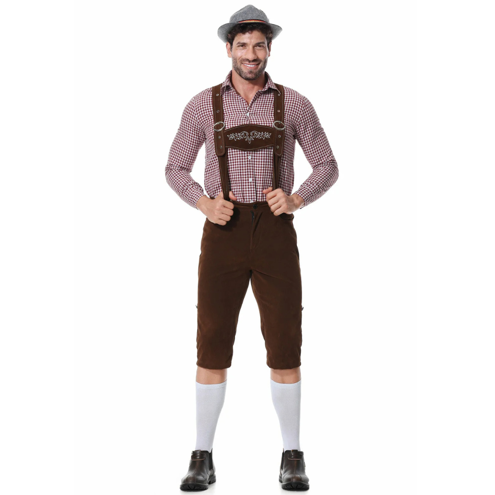 Uomo in costume tradizionale bavarese con lederhosen marroni, camicia a quadri rossi e bianchi, cappello grigio, calze bianche e scarpe nere.