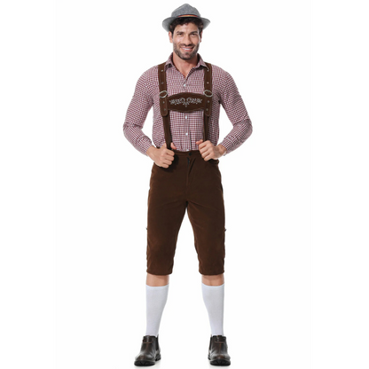 Uomo in costume tradizionale bavarese con lederhosen marroni, camicia a quadri rossi e bianchi, cappello grigio, calze bianche e scarpe nere.