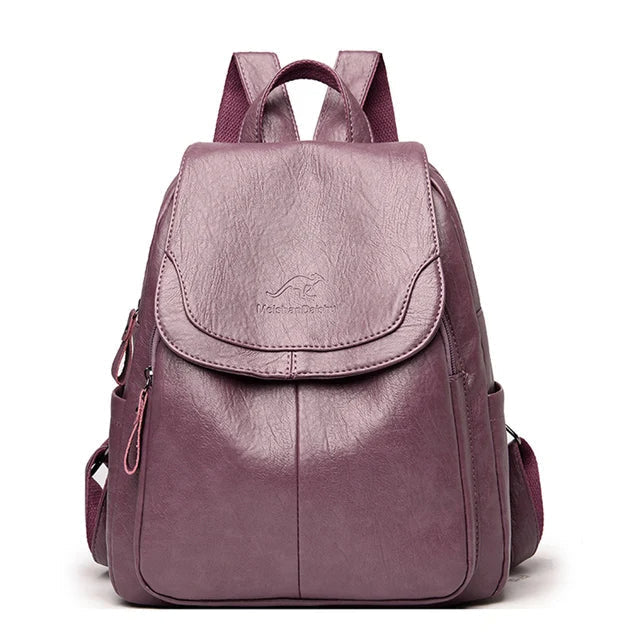 Zaino in pelle viola da donna, design elegante e moderno, con tasche multiple e chiusura a zip. Accessorio moda ideale per ogni occasione.