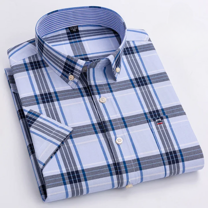 Camicia a quadri blu e bianca da uomo, manica corta, colletto button-down, stile casual elegante, tessuto di cotone, moda estiva.