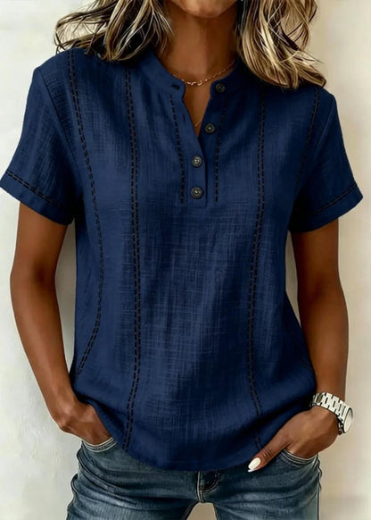 Damebluse med korte ærmer, ståkrave, V-hals og knapper – patchwork-design
