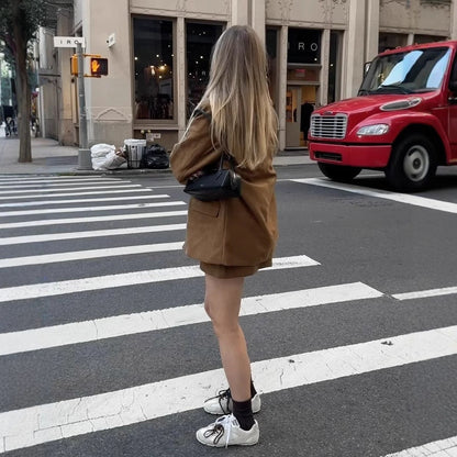 Blazer de mujer con cierre de un botón y diseño liso