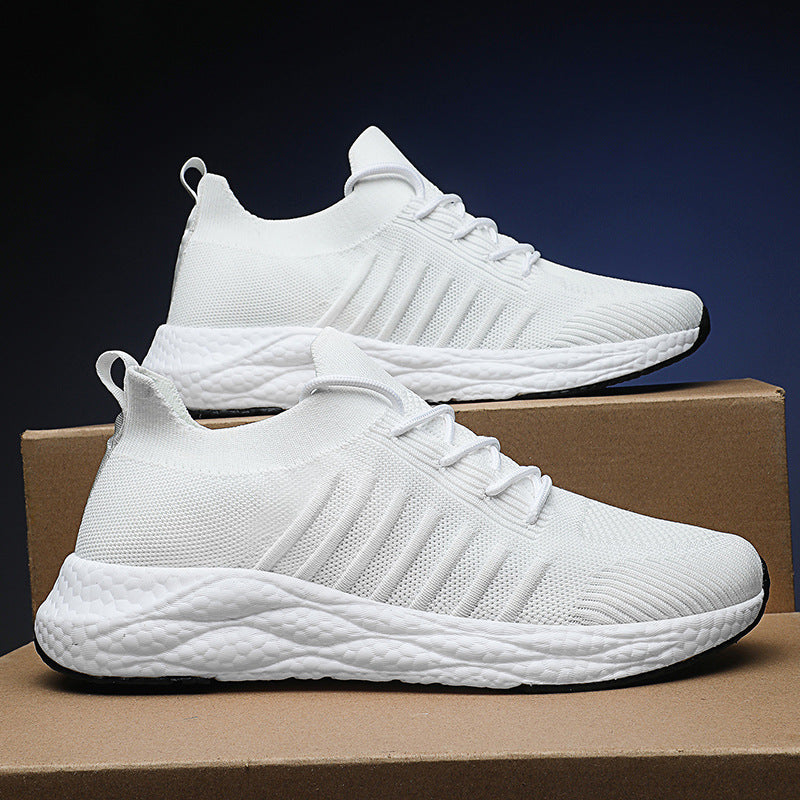 Scarpe da ginnastica bianche su scatole di cartone, design moderno e traspirante, suola antiscivolo, ideali per sport e tempo libero.