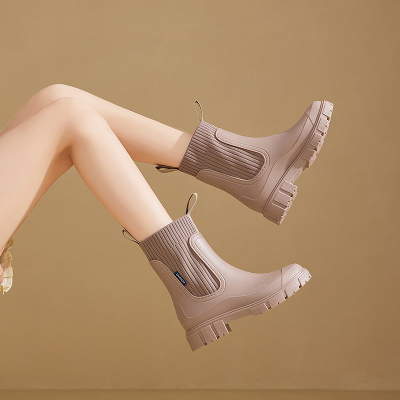 Stivali beige da donna con suola spessa, design moderno e dettagli a costine, su sfondo neutro. Calzature moda autunno inverno.