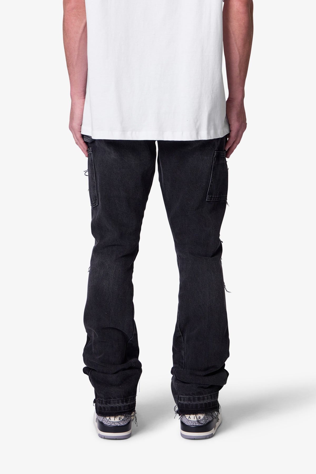 Jeans Uomo Neri a Zampa Stile Workwear – Vestibilità Slim e Dettagli a Pannelli
