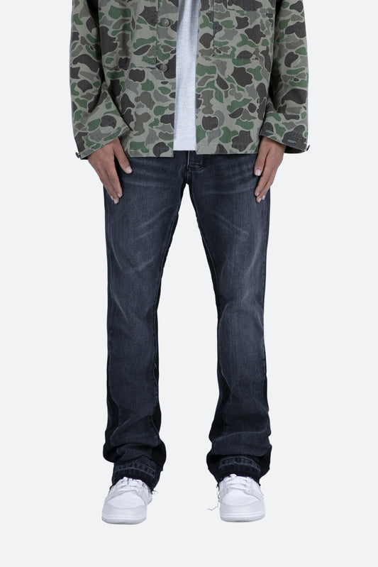 Jeans til mænd med svaj i sortvasket denim med kontrastfarvede indsatser