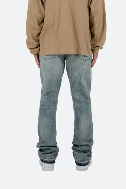 Jeans Uomo a Zampa Blu Sfumati – Vestibilità Slim e Dettagli Strutturati