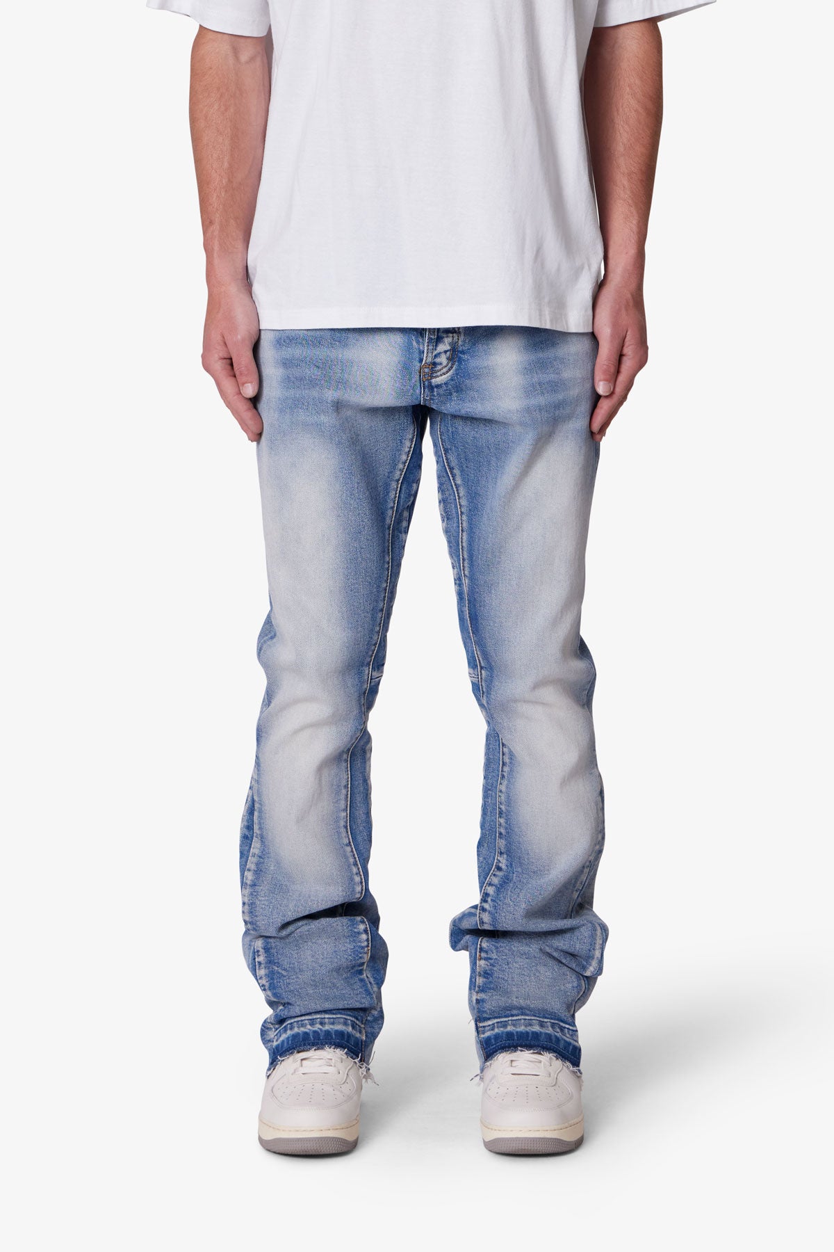 Jeans Uomo Bootcut Blu – Vestibilità Slim e Fondo Svasato con Dettagli Strutturati
