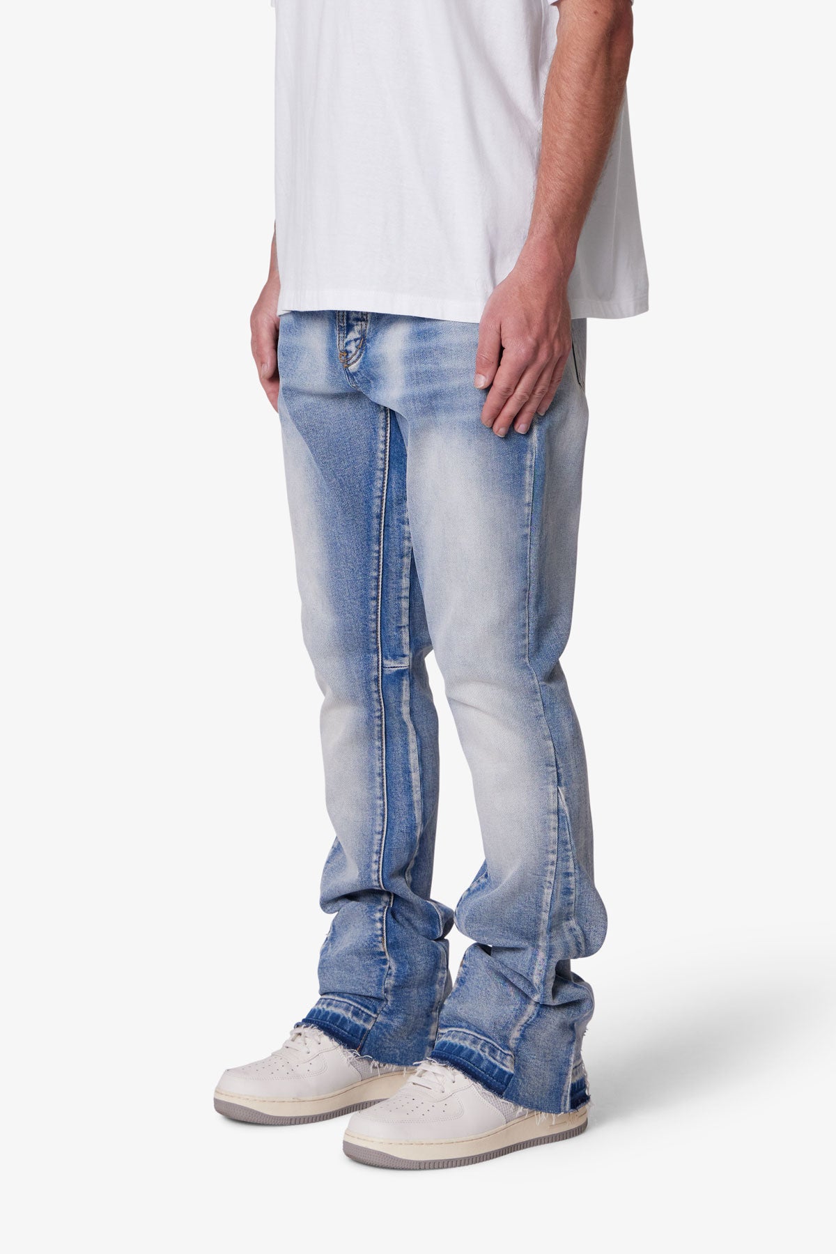 Jeans Uomo Bootcut Blu – Vestibilità Slim e Fondo Svasato con Dettagli Strutturati