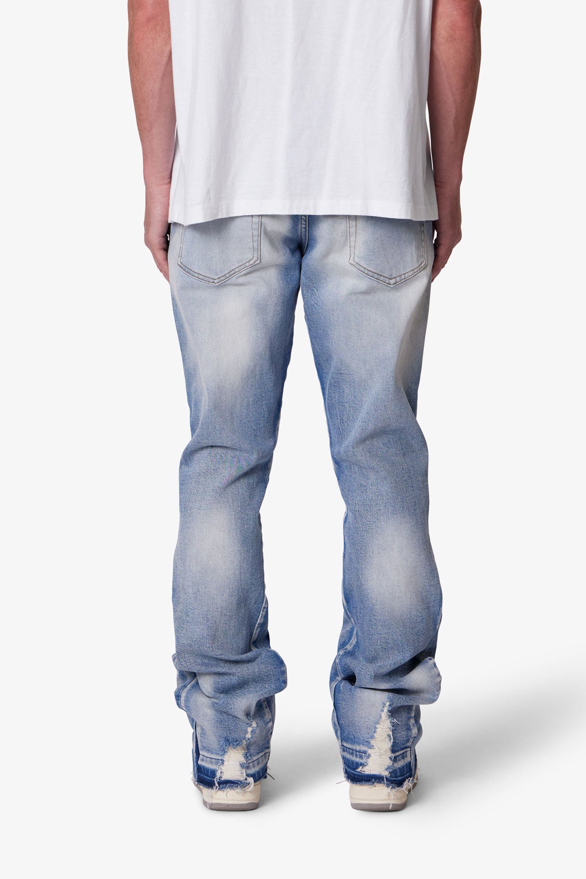 Jeans Uomo Bootcut Blu – Vestibilità Slim e Fondo Svasato con Dettagli Strutturati