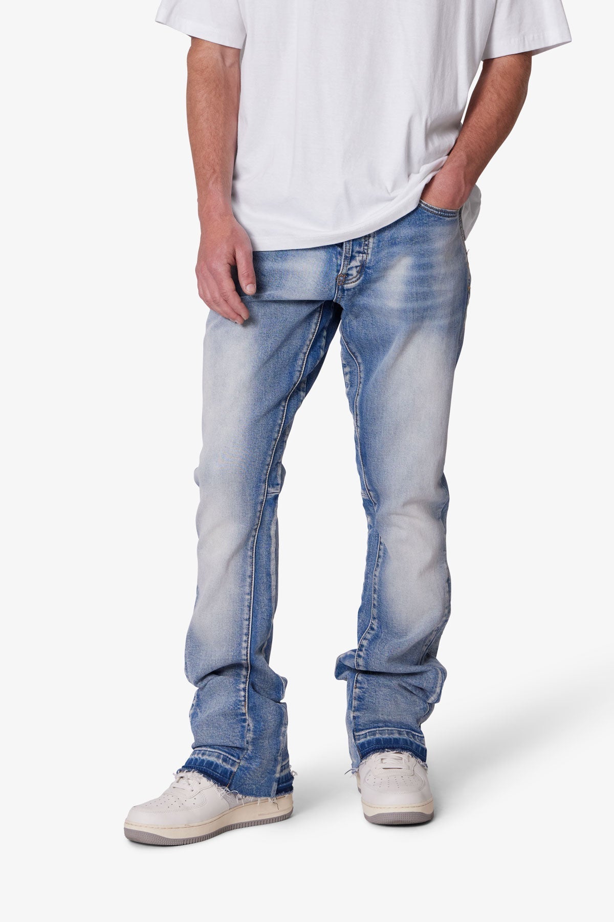 Jeans Uomo Bootcut Blu – Vestibilità Slim e Fondo Svasato con Dettagli Strutturati