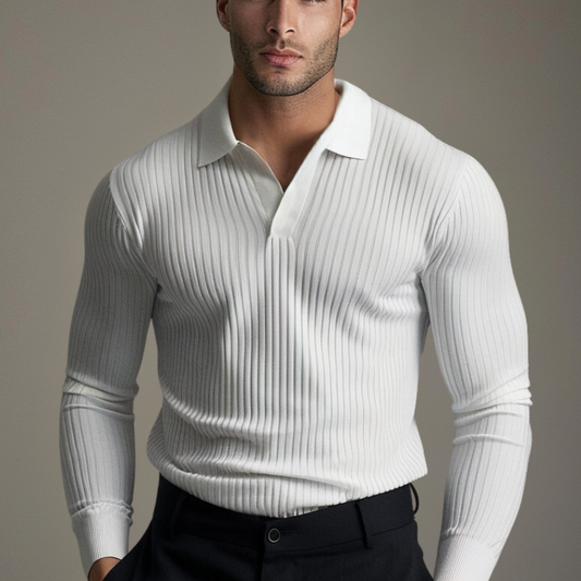 Uomo in maglione bianco a coste, elegante e moderno, con colletto aperto, posa su sfondo neutro. Moda maschile, abbigliamento autunnale.