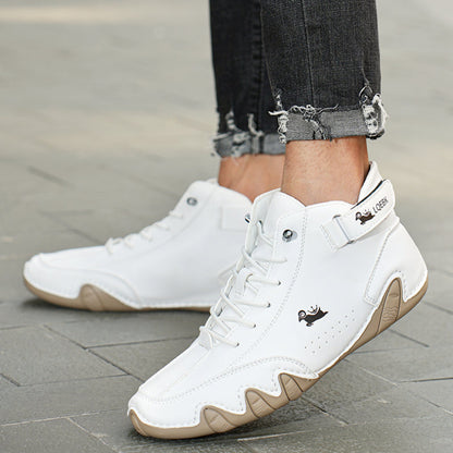 Scarpe da ginnastica bianche da uomo, design moderno con suola beige, logo nero, indossate con jeans strappati. Stile casual e alla moda.