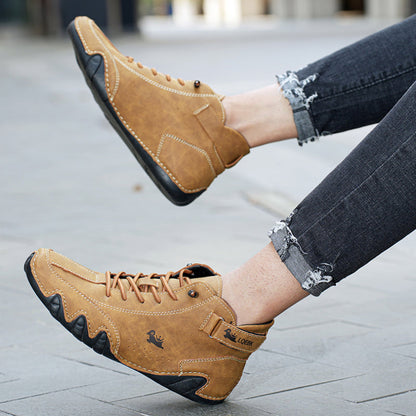 Scarpe da uomo in pelle marrone, design casual, suola nera antiscivolo, indossate con jeans strappati. Calzature moda autunnale.