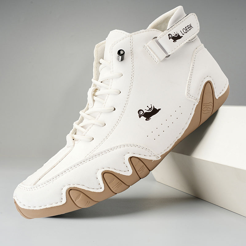 Scarpa da basket bianca con suola in gomma beige, design moderno, logo nero laterale, chiusura a strappo, ideale per sport e moda casual.