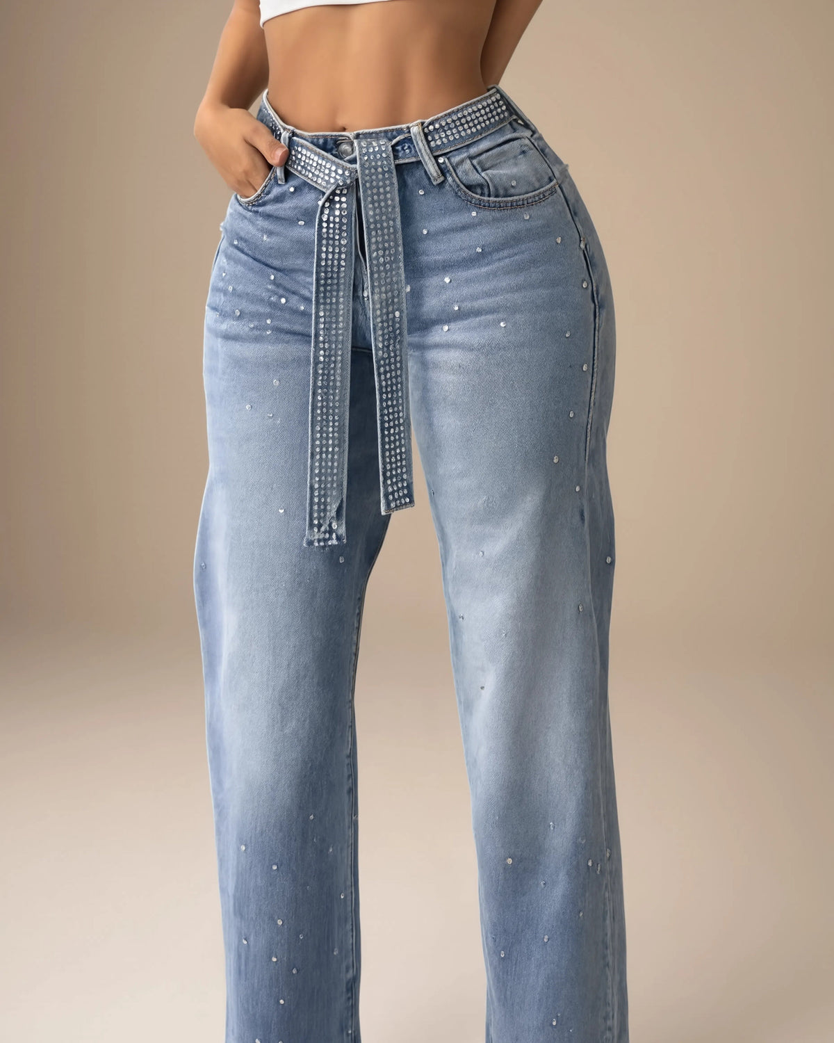 Jeans de mujer de cintura alta y pernera recta con adornos y tejido vaquero.