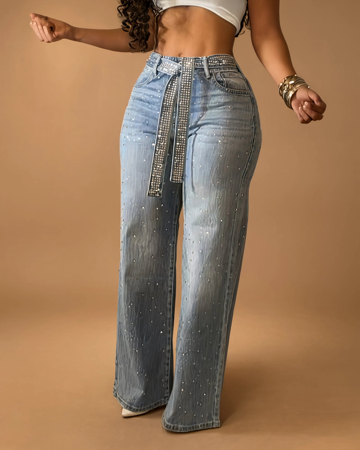 Jeans de mujer de cintura alta y pernera recta con adornos y tejido vaquero.