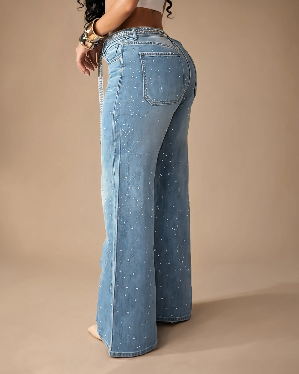 Jeans de mujer de cintura alta y pernera recta con adornos y tejido vaquero.