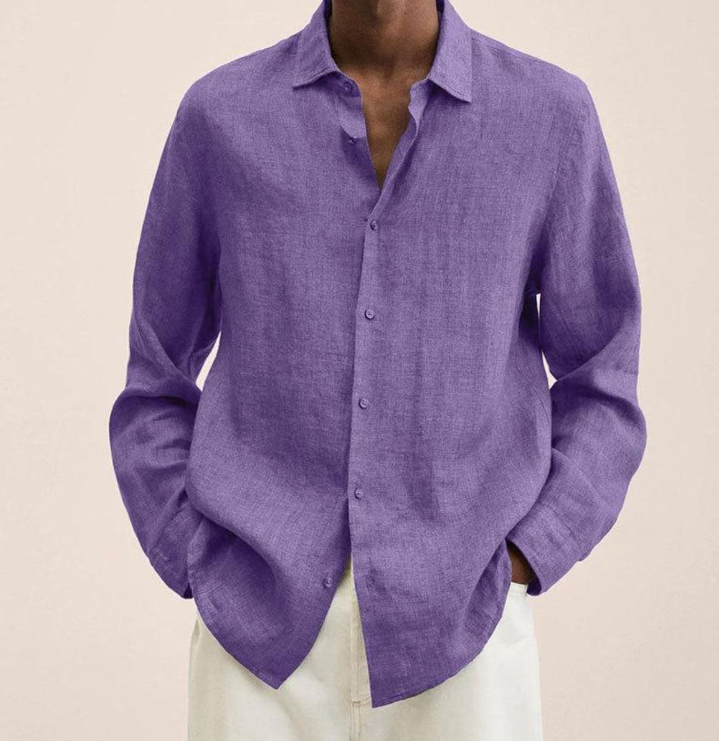Camicia di lino viola da uomo, maniche lunghe, stile casual elegante, abbinata a pantaloni chiari. Moda maschile, abbigliamento estivo leggero.