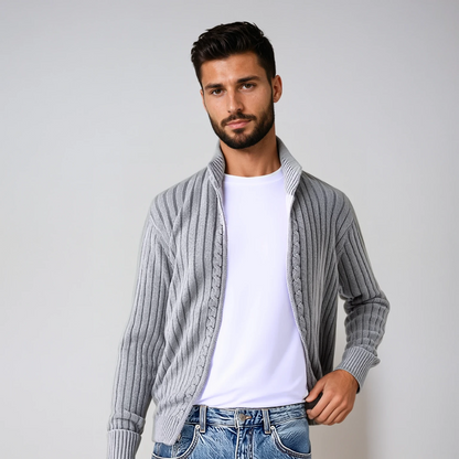 Uomo con cardigan grigio a coste, maglietta bianca e jeans. Moda maschile casual, abbigliamento autunnale, stile moderno.