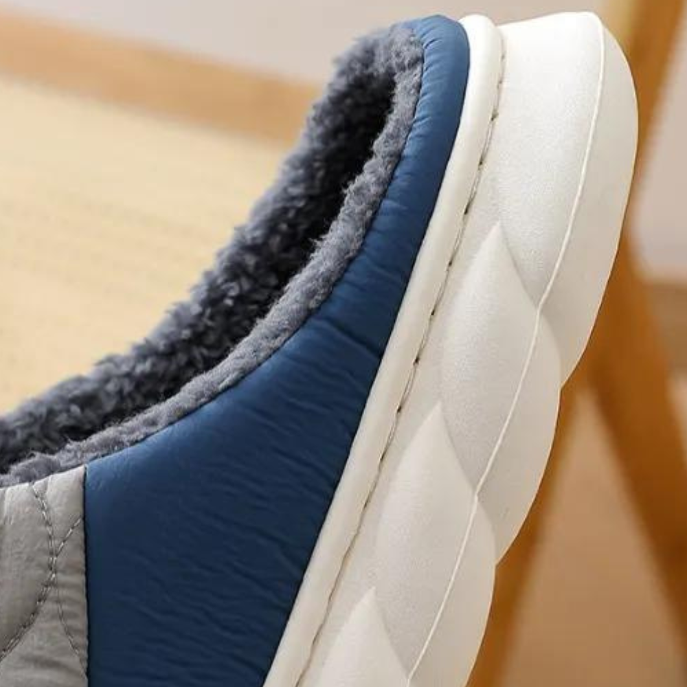 Scarpa invernale imbottita blu e grigia, suola bianca antiscivolo, design moderno e confortevole, ideale per il freddo.