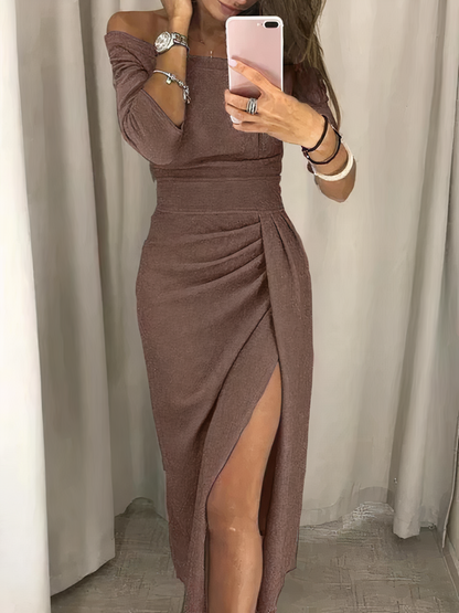 Donna in abito marrone elegante con spacco, scatta selfie allo specchio. Moda femminile, abbigliamento da sera, stile glamour.