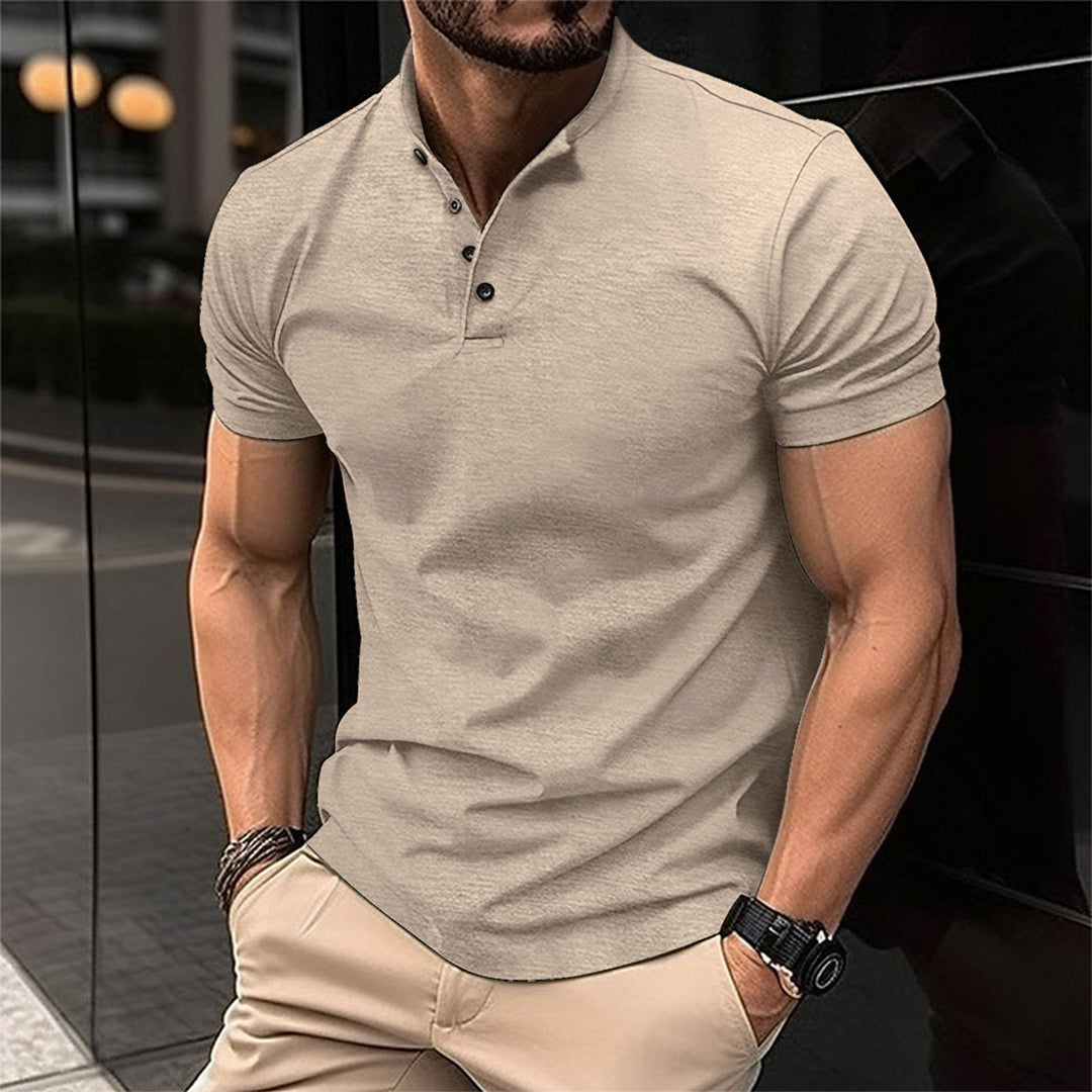 Uomo in polo beige, muscoloso, in posa urbana. Moda maschile, abbigliamento casual elegante, stile moderno.