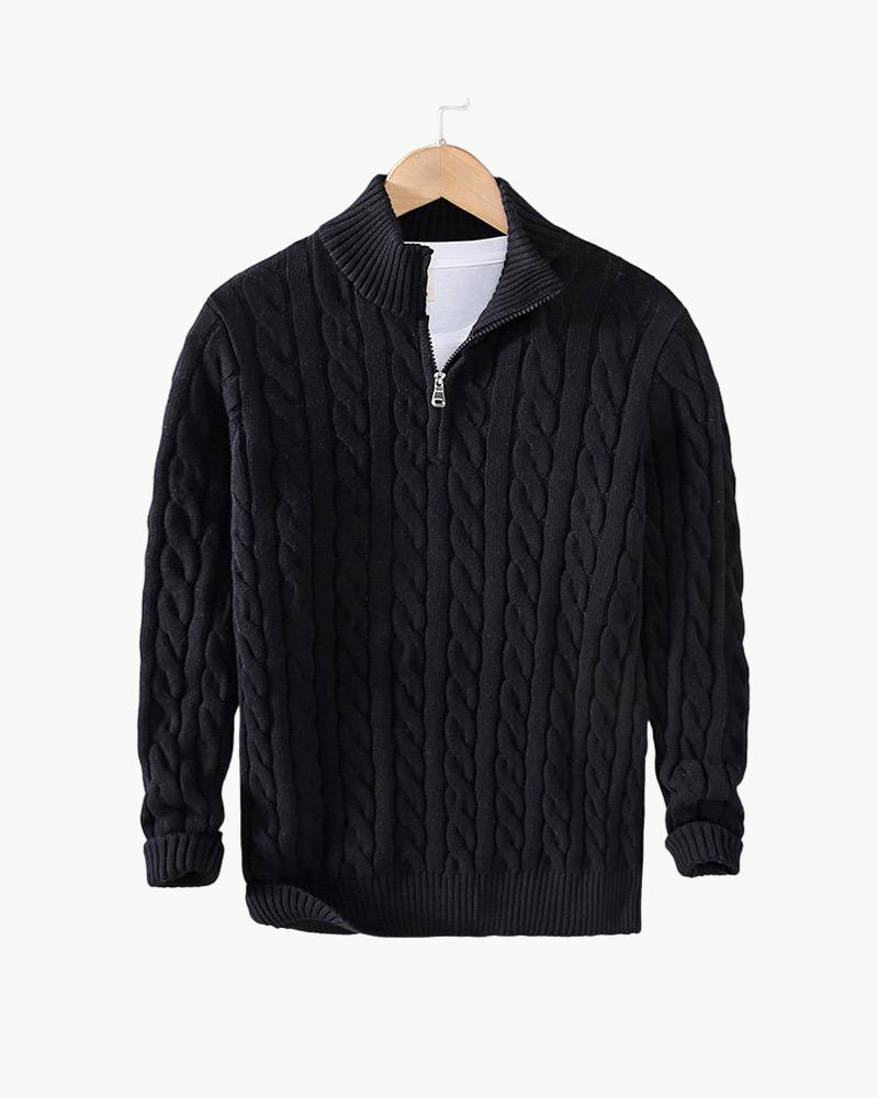 Maglione nero a trecce con zip, appeso su gruccia. Design elegante, ideale per moda invernale. Maglione caldo e alla moda per uomo.