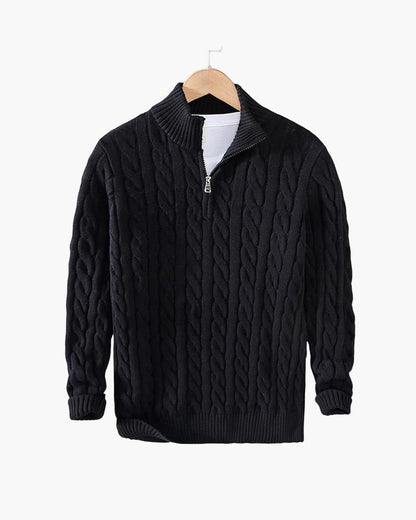 Maglione nero a trecce con zip, appeso su gruccia. Design elegante, ideale per moda invernale. Maglione caldo e alla moda per uomo.