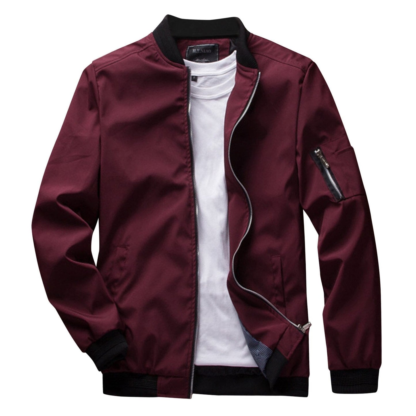Giacca bomber bordeaux da uomo con zip, colletto e polsini neri, tasca sulla manica, indossata sopra una maglietta bianca. Moda casual maschile.