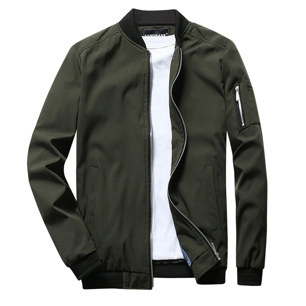 Giacca bomber verde oliva da uomo con zip, tasca sulla manica e polsini a coste, indossata sopra una maglietta bianca. Moda casual maschile.