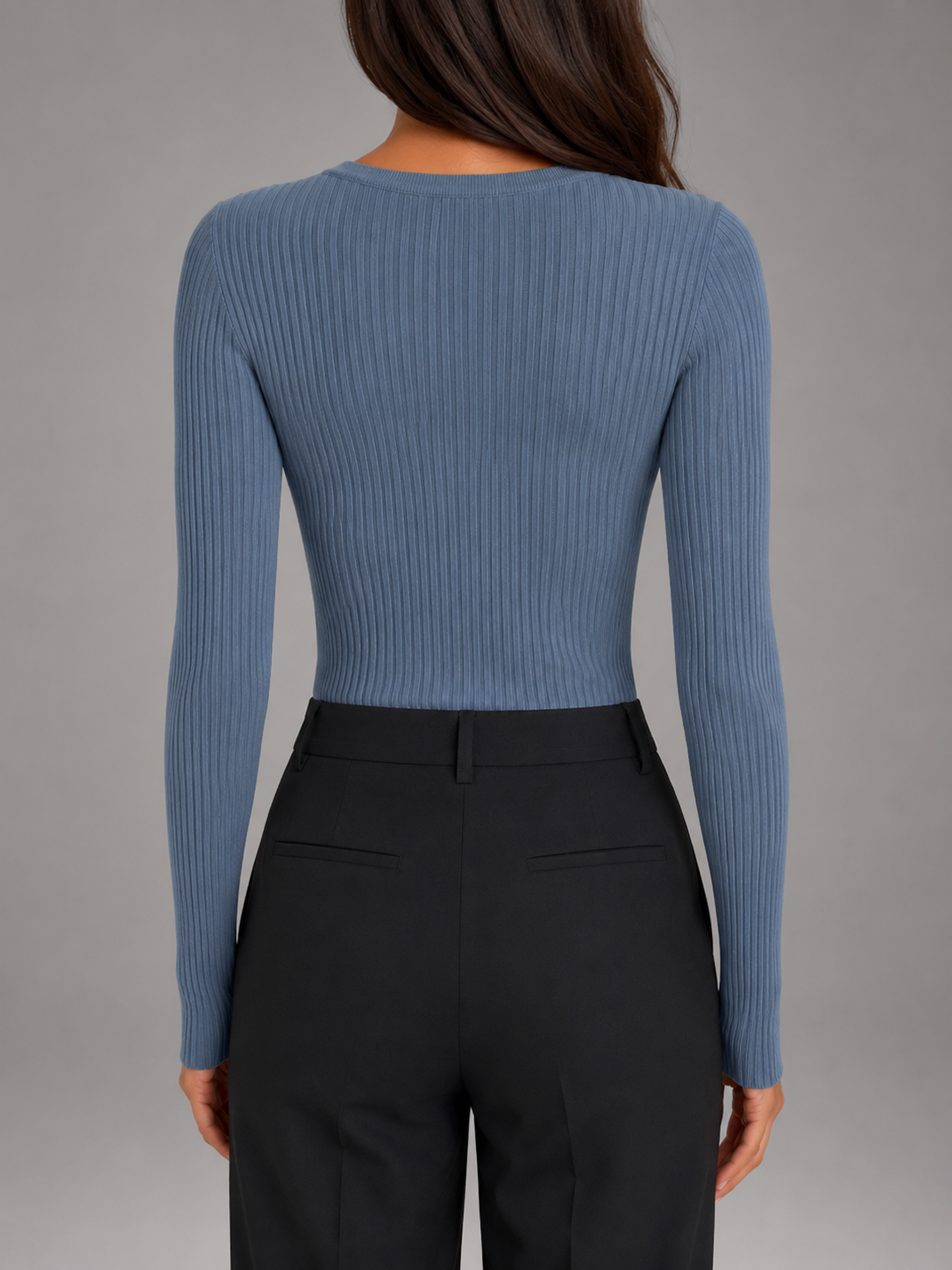 Camiseta Henley de mujer acanalada, ajustada, de manga larga y con escote abotonado.
