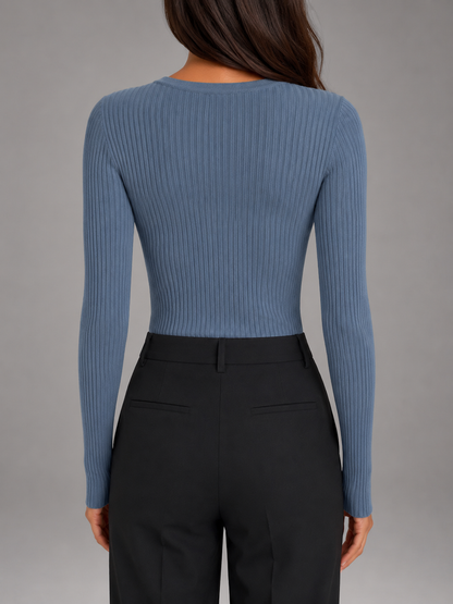 Camiseta Henley de mujer acanalada, ajustada, de manga larga y con escote abotonado.