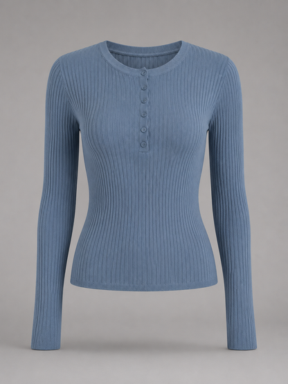 Camiseta Henley de mujer acanalada, ajustada, de manga larga y con escote abotonado.