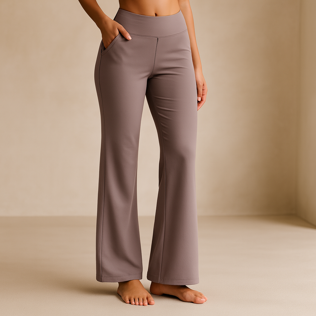 Pantaloni yoga a zampa color taupe, vita alta, tessuto elasticizzato, indossati da una donna su sfondo neutro. Abbigliamento sportivo comodo ed elegante.