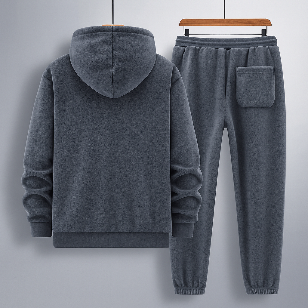 Tuta sportiva invernale grigia, felpa con cappuccio e pantaloni con tasca, tessuto morbido e caldo, abbigliamento casual uomo, moda autunno inverno.