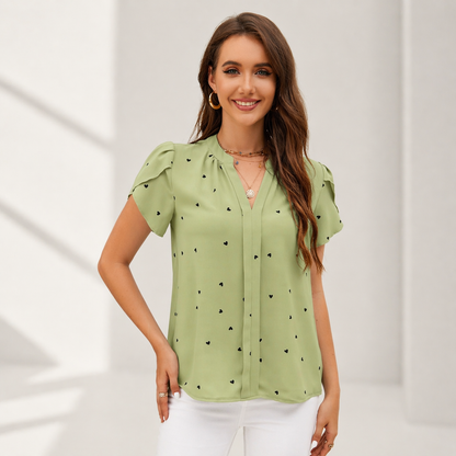 Camicetta Donna con Scollo a V e Stampa a Cuori – Stile Elegante Informale