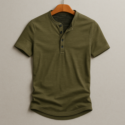 Herre Henley T-shirt til foråret med afrundet kant og let stof